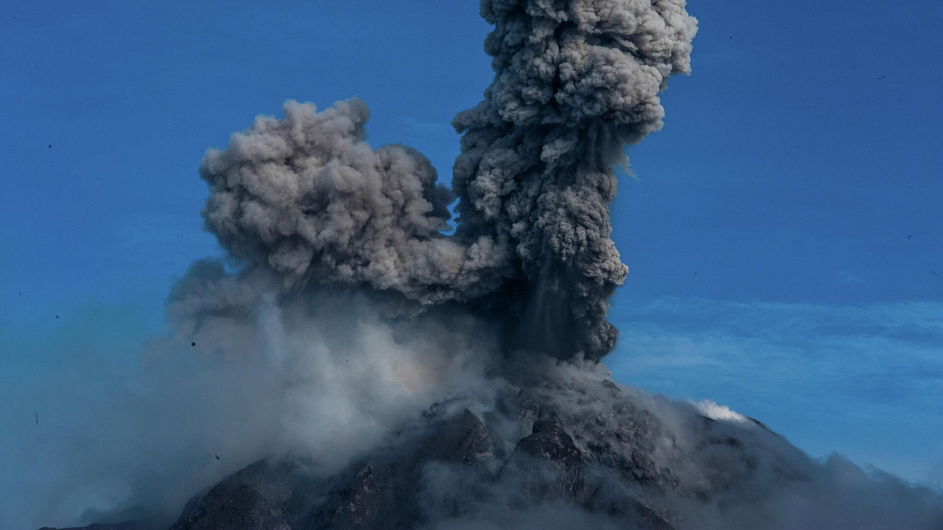 Извержение вулкана Синабунг в Индонезии - Sputnik Молдова, 1920, 04.12.2021
