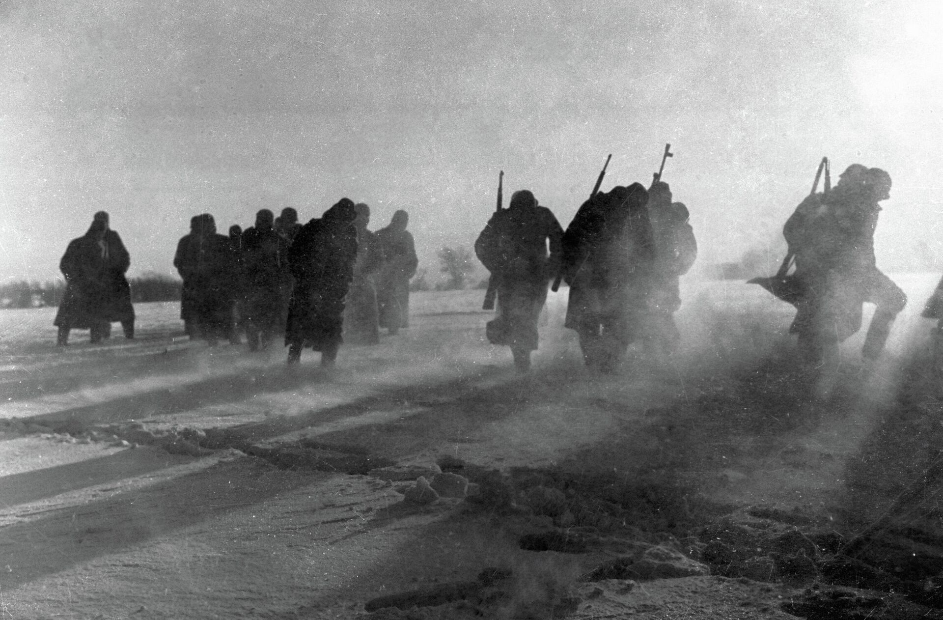 Немецкие солдаты сдаются в плен во время битвы под Москвой. - Sputnik Молдова, 1920, 05.12.2021