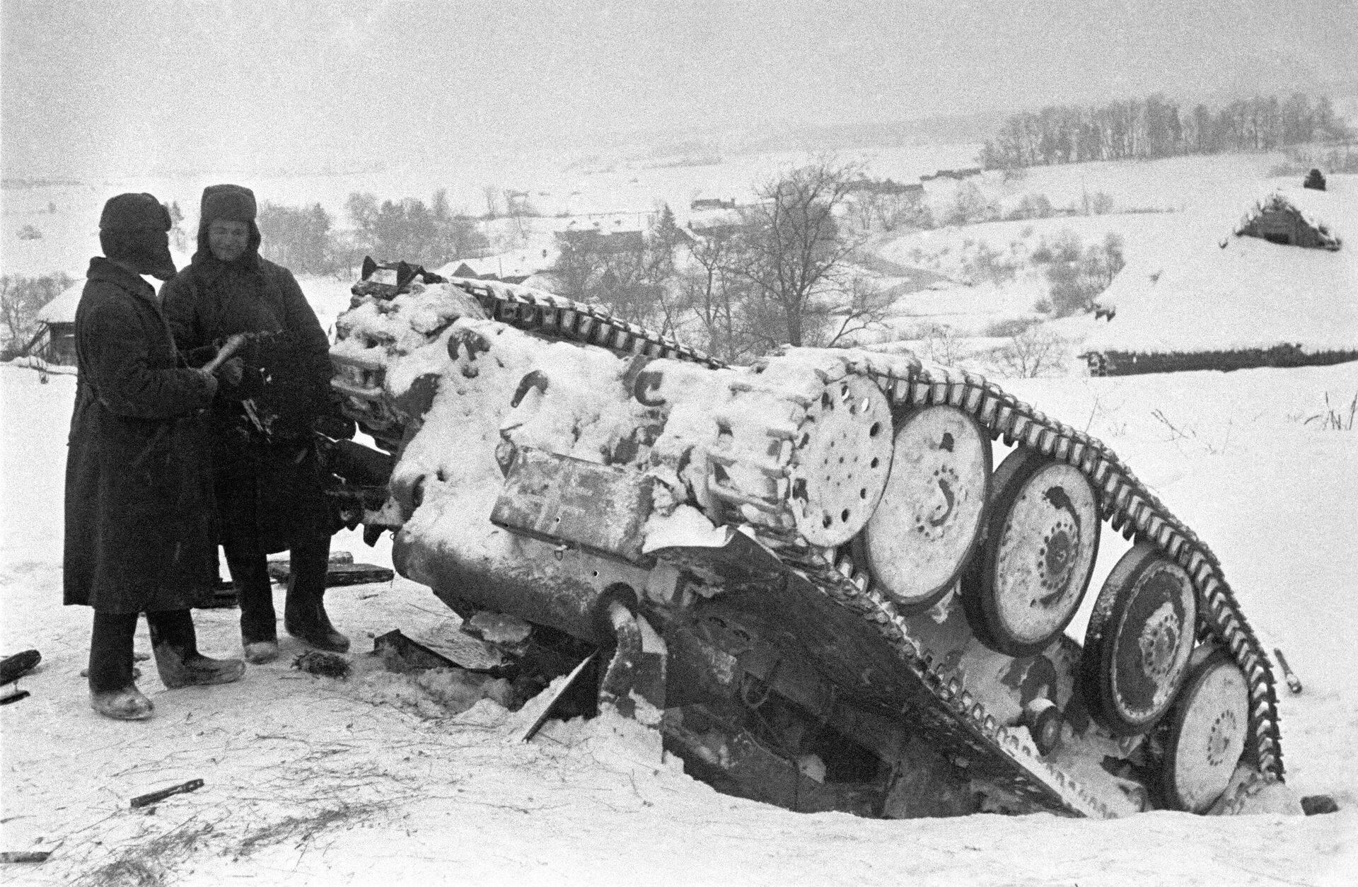 Разгром немецких войск под Москвой. Красноармейцы стоят рядом с подбитым немецким танком. - Sputnik Молдова, 1920, 05.12.2021