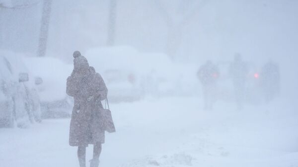 Девушка во время сильного снегопада в Нью-Джерси  - Sputnik Moldova-România