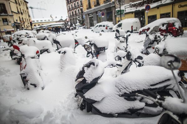 Scutere acoperite cu zăpadă pe o stradă din Madrid.  7 ianuarie 2021 - Sputnik Moldova-România