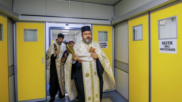 Preoți, la sfințirea unui spital - Sputnik Moldova-România