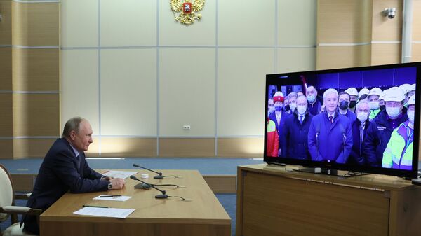Президент РФ В. Путин в режиме видеосвязи принял участие в церемонии запуска пассажирского движения на новых станциях БКЛ Московского метрополитена - Sputnik Moldova-România