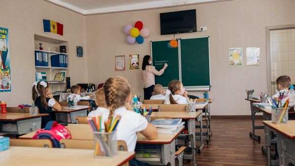 Cu cât vor crește salariile profesorilor în 2022: Sindicaliștii sunt nemulțumiți  - Sputnik Moldova
