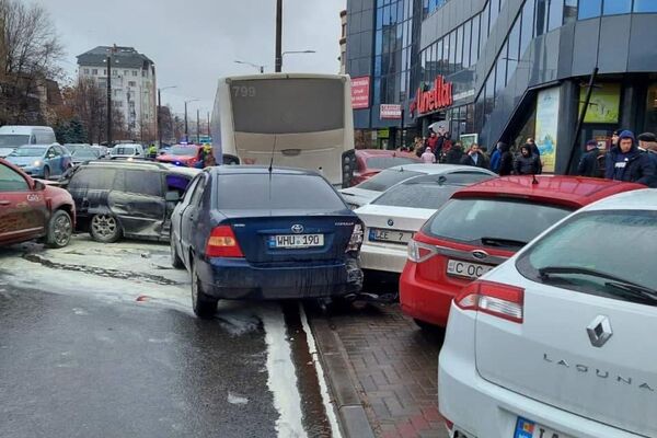 Цепная авария в Кишиневе: автобус протаранил несколько машин - Sputnik Молдова