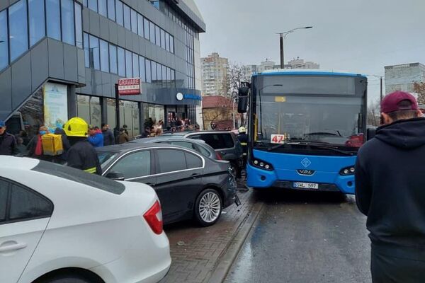 Цепная авария в Кишиневе: автобус протаранил несколько машин - Sputnik Молдова