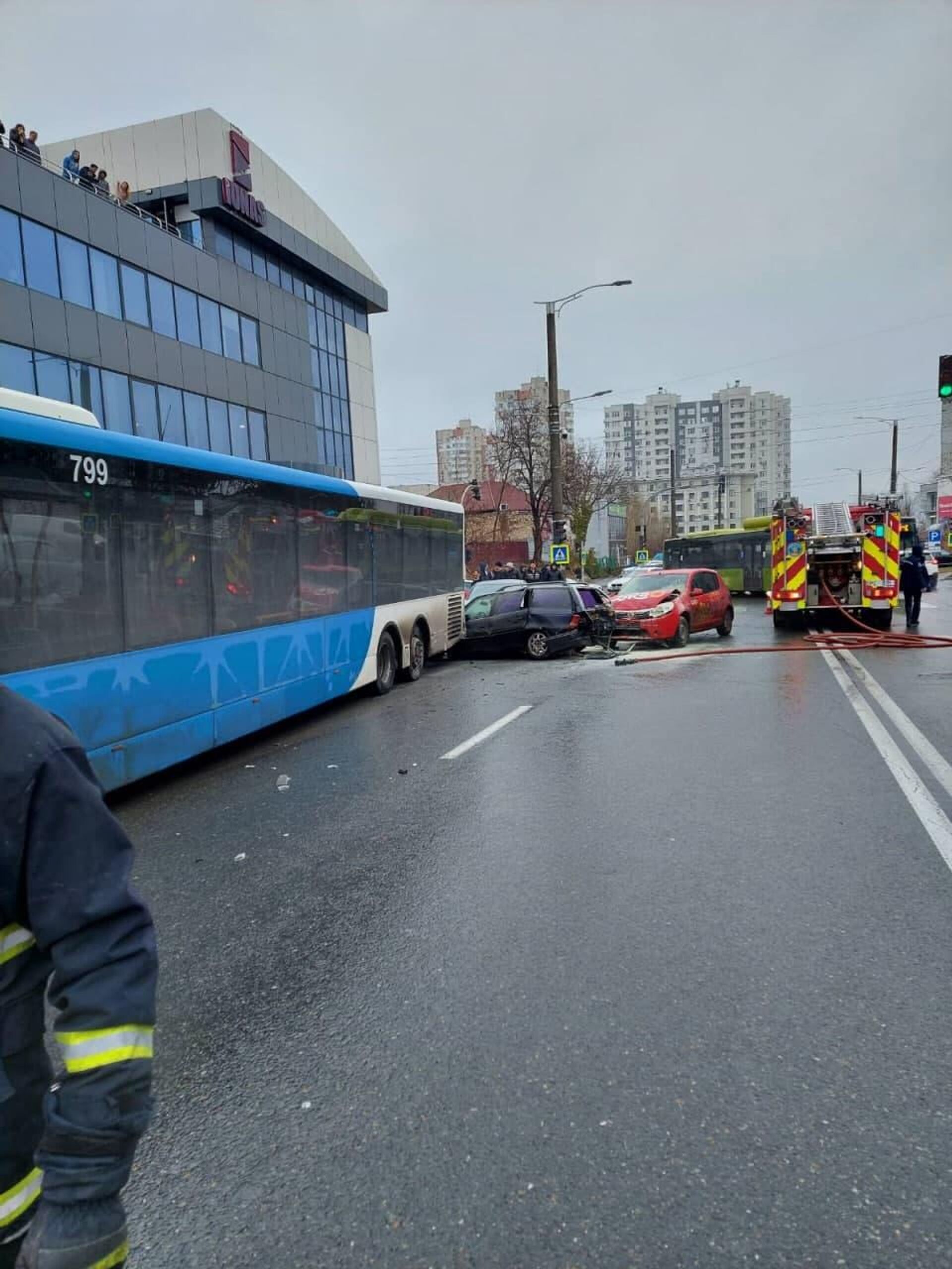 Цепная авария в Кишиневе: автобус протаранил несколько машин - Sputnik Moldova, 1920, 22.12.2021