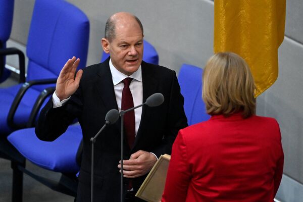 Olaf Scholz depune jurământul pentru cancelar al Germaniei în fața președintelui Bundestagului, Baerbel Bas, la Berlin, pe 8 decembrie 2021 - Sputnik Moldova-România