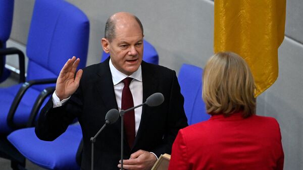 Канцлер Германии Олаф Шольц приносит присягу перед президентом Бундестага Бербель Бас - Sputnik Moldova-România