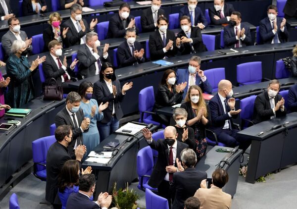 Олаф Шольц машет рукой после того, как он был избран новым канцлером Германии в Бундестаге. - Sputnik Молдова