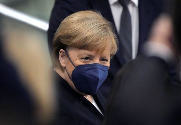 Cancelarul interimar al Germaniei, Angela Merkel, sosește în Bundestagul Parlamentului German la Berlin, miercuri, 8 decembrie 2021.  - Sputnik Moldova-România