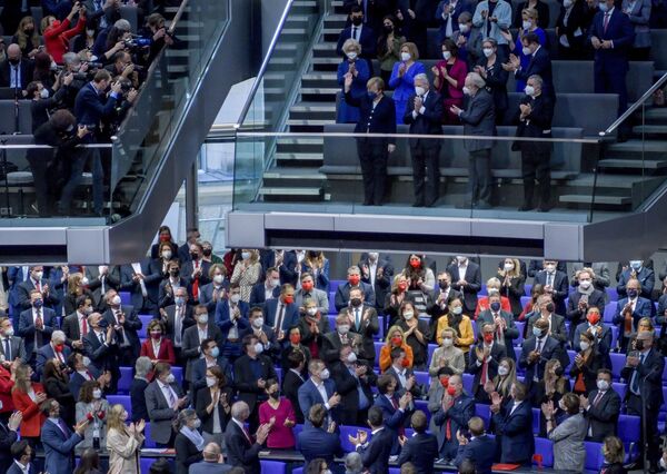 Parlamentarii o aplaudă pe cancelarul german în exercițiu, Angela Merkel,, în Bundestag-ul Parlamentului German de la Berlin, miercuri, 8 decembrie 2021.  - Sputnik Moldova-România