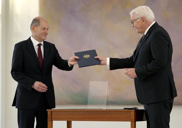 Noul cancelar german ales Olaf Scholz, (în stânga) primește scrisoarea sa de numire de la președintele german Frank-Walter Steinmeier, (îndreapta) în timpul unei recepții la Palatul Bellevue din Berlin, Germania, miercuri, 8 decembrie 2021.  - Sputnik Moldova-România