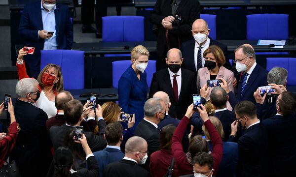 Cancelarul german desemnat Olaf Scholz, după ce a fost ales următorul cancelar al țării în timpul unei sesiuni la Bundestag (camera inferioară a parlamentului) la Berlin, pe 8 decembrie 2021.  - Sputnik Moldova-România