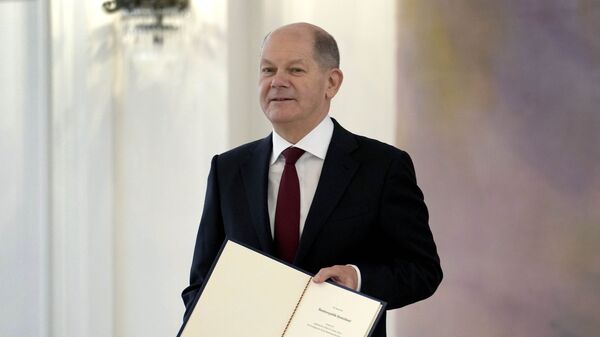 Новоизбранный канцлер Германии Олаф Шольц держит письмо о назначении во время приема во дворце Бельвю в Берлине, Германия - Sputnik Moldova