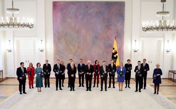 Cancelarul german Olaf Scholz nou ales și președintele german Frank-Walter Steinmeier pozează pentru o fotografie de familie alături de miniștrii nou-numiți din cabinetul german în timpul unei ceremonii la Palatul Bellevue din Berlin, Germania, 8 decembrie 2021. - Sputnik Moldova-România