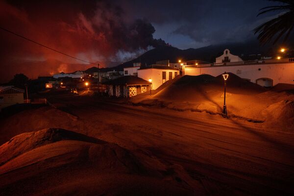 Поток лавы из вулкана на канарском острове Ла-Пальма, Испания. - Sputnik Молдова