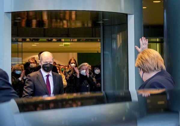Бывший канцлер Германии Ангела Меркель машет на прощание новому канцлеру Олафу Шольцу в Берлине. - Sputnik Молдова