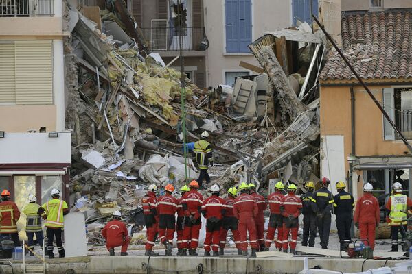 Французские пожарные после обрушения здания в Санари-сюр-Мер. - Sputnik Молдова