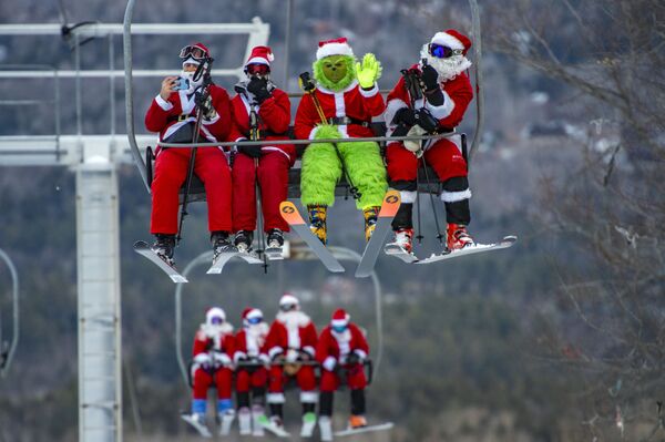 Лыжники принимают участие в ежегодном лыжном забеге Санта-Клауса на Сандей-Ривер в Ньюри, США. - Sputnik Молдова