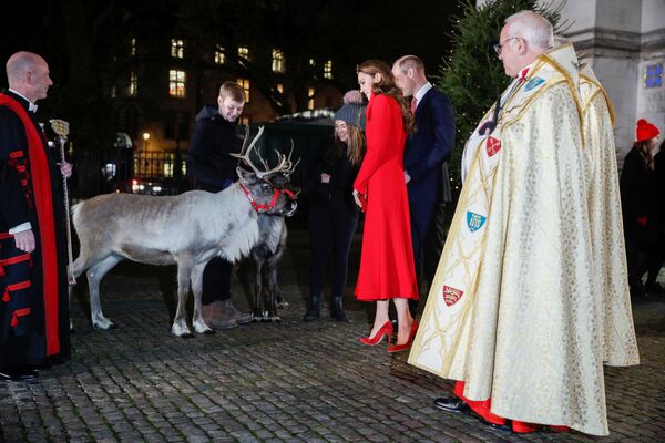 Британский принц Уильям с супругой Кэтрин рядом с оленем у Вестминстерского аббатства в Лондоне. - Sputnik Молдова