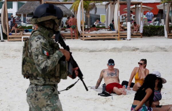 Военнослужащий ВМС патрулирует пляж в рамках мер безопасности на отдыхе в туристической зоне Канкуна, Мексика. - Sputnik Молдова