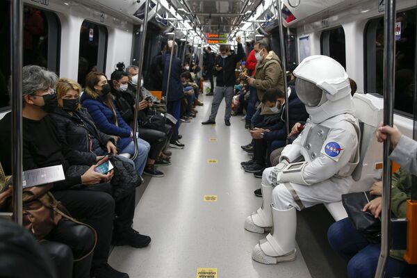 Мужчина в костюме астронавта едет в метро в рамках кампании по продвижению космической выставки НАСА в Стамбуле, Турция. - Sputnik Молдова
