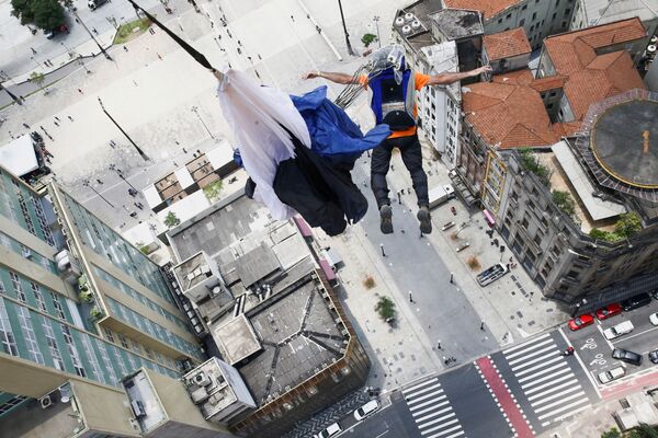 Бейсджампер прыгает со здания Мартинелли во время соревнований в Сан-Паулу, Бразилия. - Sputnik Молдова