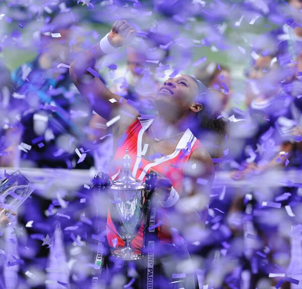 Серена Уильямс из США держит трофей после победы в финале теннисного турнира в Стамбуле. - Sputnik Молдова