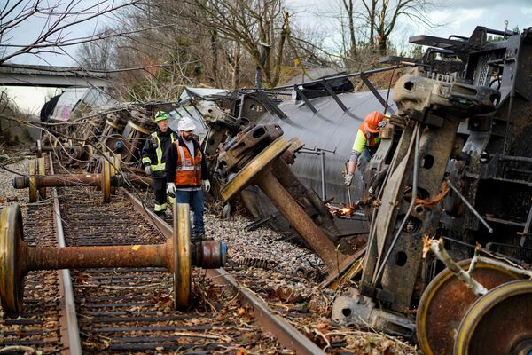 Oamenii lucrează la locul unei deraieri a unui tren după ce o tornado devastatoare a străbătut mai multe state americane în Earlington, Kentucky, SUA, 11 decembrie 2021. - Sputnik Moldova-România