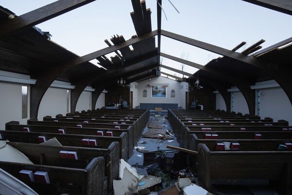 Vedere interioară a daunelor provocate de tornadă la Emmanuel Baptist Church pe 11 decembrie 2021 în Mayfield, Kentucky. - Sputnik Moldova-România