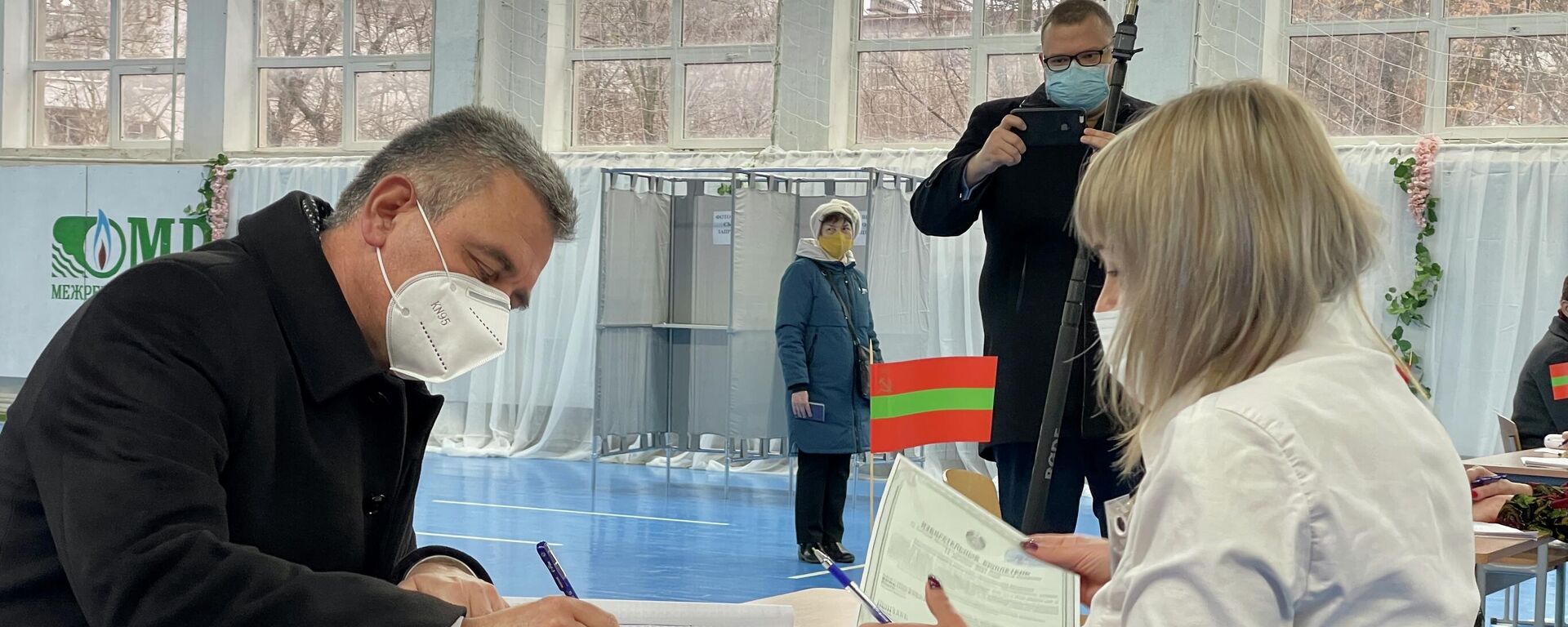 Liderul Transnistriei, Vadim Krasnoselski, a votat duminică la secția sa de votare nr. 210 din Tiraspol. - Sputnik Moldova, 1920, 12.12.2021