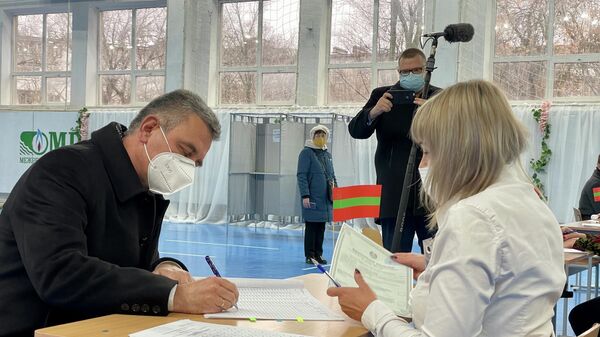 Liderul Transnistriei, Vadim Krasnoselski, a votat duminică la secția sa de votare nr. 210 din Tiraspol. - Sputnik Moldova