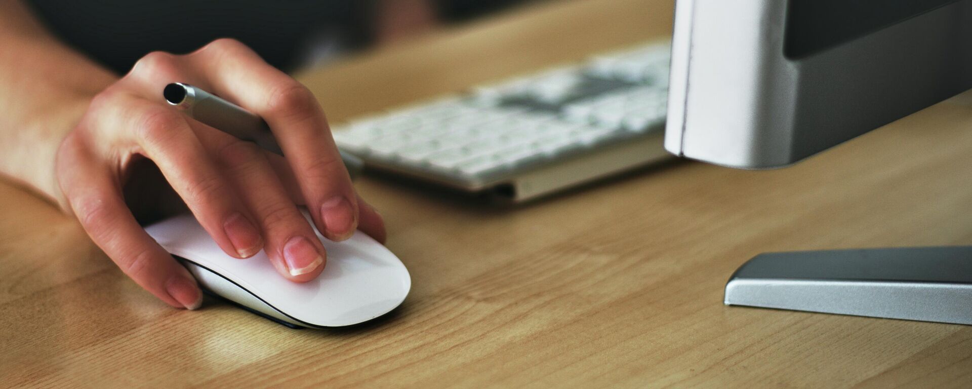 Человек, держащий Apple Magic Mouse - Sputnik Молдова, 1920, 15.12.2021