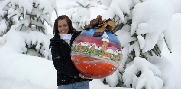 Самый большой елочный шар из выдувного стекла был изготовлен в Германии в 2010 году. - Sputnik Молдова