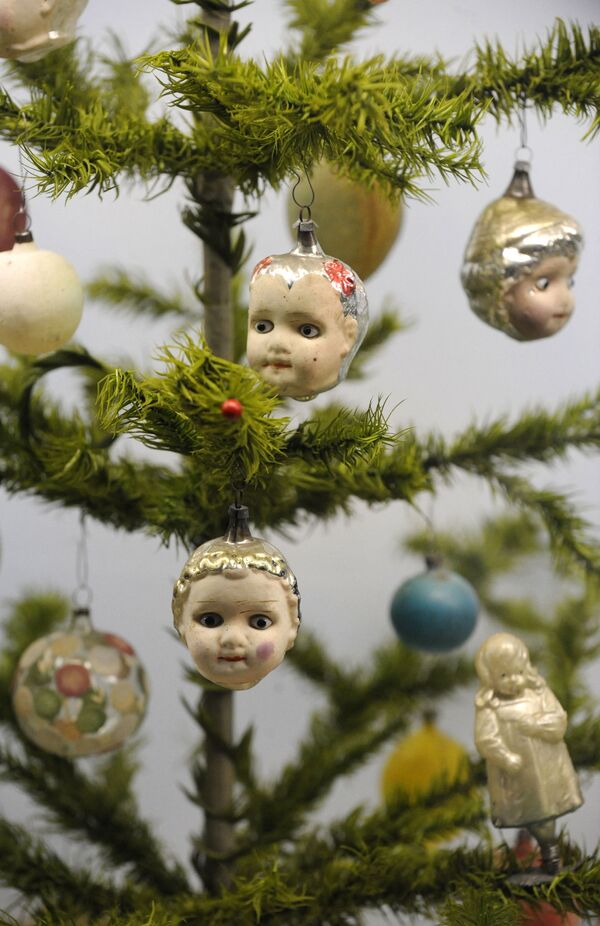 Немного жуткие игрушки в виде кукольных голов на елке в Праге. - Sputnik Молдова