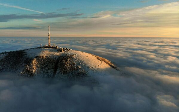 Vârful muntelui Mașuk, cu cel mai înalt turn de televiziune din Europa, în condițiile de nori de joasă altitudine în Peatigorsk. - Sputnik Moldova-România