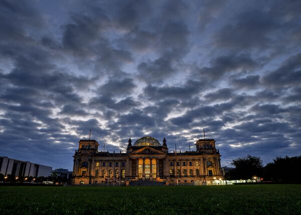 Norii plutesc deasuprea clădirii Bundestagului, parlamentul german din Berlin, Germania, duminică, 26 septembrie 2021. - Sputnik Moldova-România