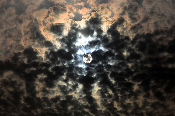 Norii întunecați acoperă soarele în orașul Kuweit pe 28 februarie 2021. - Sputnik Moldova-România