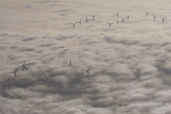 Ветряки над облаками в Шательро, Франция. - Sputnik Молдова