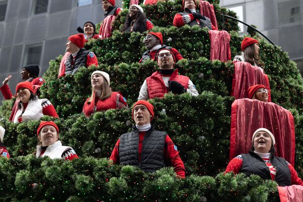 Выступающие поют на Рождественской елке во время парада в честь Дня Благодарения в Нью-Йорке. - Sputnik Молдова