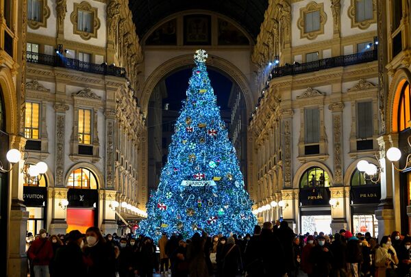 Рождественская елка, украшенная кристаллами Сваровски, в торговом центре в Милане, Италия. - Sputnik Молдова