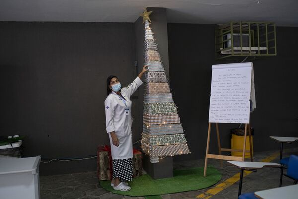 Новогодняя елка из флаконов с вакцинами против COVID-19 и гриппа в отделении общественного здравоохранения в Рио-де-Жанейро, Бразилия. - Sputnik Молдова