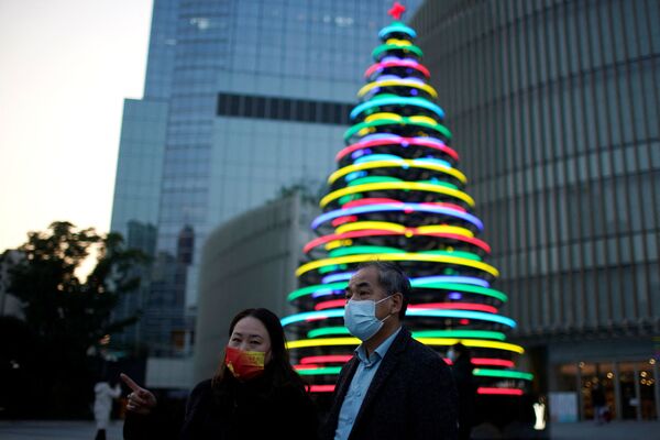 Рождественская ель из световых обручей возле торгового центра в Шанхае, Китай. - Sputnik Молдова