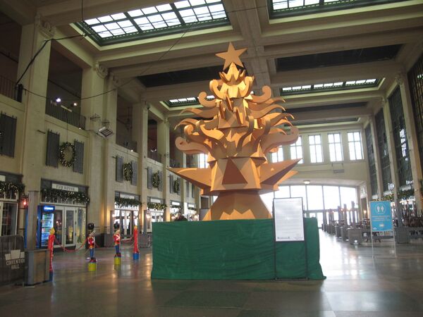 Картонная рождественская елка в конференц-зале Эсбери-Парк, штат Нью-Джерси, США. - Sputnik Молдова