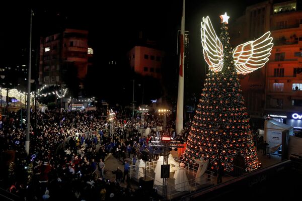 Рождественская елка с крылышками в Бейруте, Ливан. - Sputnik Молдова