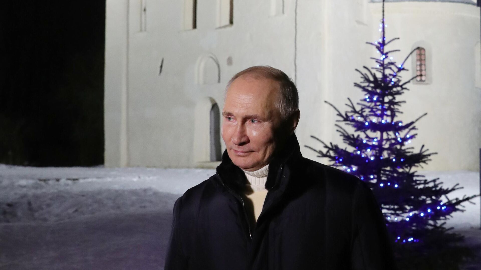 Президент РФ В. Путин посетил Рождественское богослужение - Sputnik Молдова, 1920, 26.12.2021