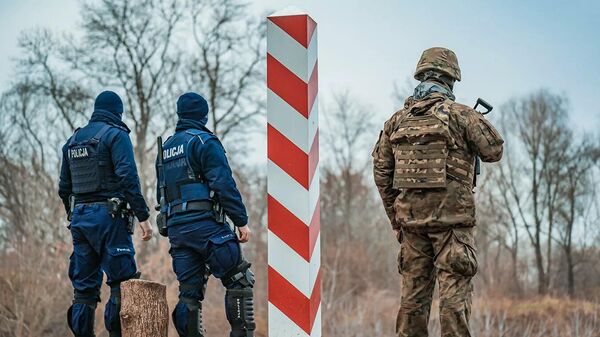 Angajați ai poliției și militar polonez la frontiera cu Belarusul
 - Sputnik Moldova