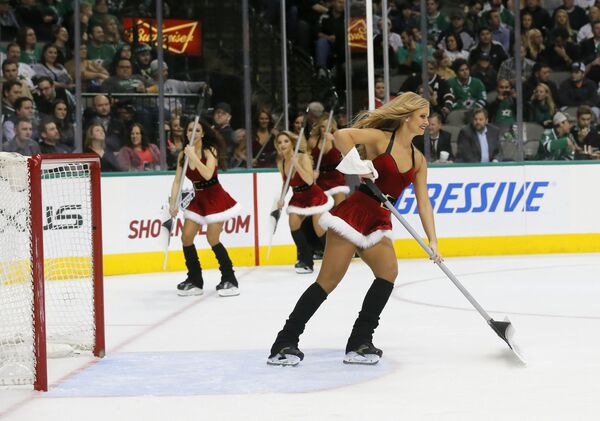 &quot;Снегурочки&quot; Dallas Stars счищают лед с катка во время перерыва на хоккейном матче НХЛ против Columbus Blue Jackets в Далласе, 2015 годе. - Sputnik Молдова