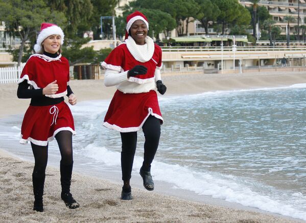 Девушки бегут по пляжу перед купанием в Средиземном море 20 декабря 2009 года в княжестве Монако.  - Sputnik Молдова